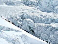 Número recorde de alpinistas chegam ao topo do Monte Everest do lado nepalês, apesar das preocupações com a superlotação