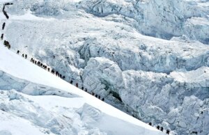 Número recorde de alpinistas chegam ao topo do Monte Everest do lado nepalês, apesar das preocupações com a superlotação