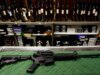 DOJ processa Denver por proibição de ‘armas de assalto’