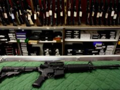 DOJ processa Denver por proibição de ‘armas de assalto’