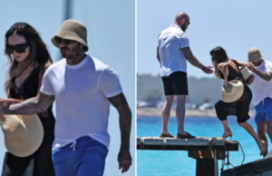 Victoria Beckham evita habilmente escorregões perigosos escalando rochas de Ibiza de salto alto