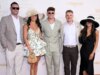 Cooper DeJean e a líder de torcida do Dallas Cowboys, Abby Summers, chegaram ao tapete vermelho do Kentucky Derby