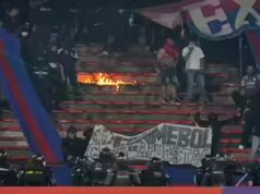 A partida da Liga dos Campeões da América do Sul foi interrompida menos de 2 minutos depois que torcedores começaram a queimar seções do estádio