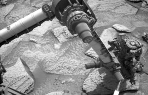 Assista à luta do Curiosity Rover da NASA para se libertar de uma rocha em Marte