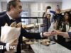 Primeiro-ministro francês alimenta briga com viagem para comprar baguetes