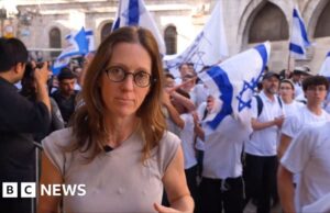 BBC no terreno durante marcha pela Cidade Velha de Jerusalém