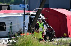 Quatro mortos em colisão de microônibus escolar com trem na Bélgica