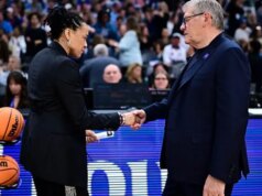 Geno Auriemma, da UConn, admite arrependimento por ter gritado com Daybreak Staley, da Carolina do Sul, após a derrota
