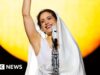 A superestrela espanhola Rosalía alcança o céu quando sua turnê chega a Londres