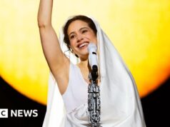 A superestrela espanhola Rosalía alcança o céu quando sua turnê chega a Londres