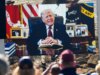 Trump lê a Bíblia enquanto milhares de pessoas lotam o comício de oração do Nationwide Mall for America 250