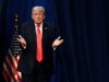Trump brinca sobre questões de segurança, problemas de microfone e Dr. Oz durante discurso livre na Flórida