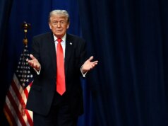 Trump brinca sobre questões de segurança, problemas de microfone e Dr. Oz durante discurso livre na Flórida