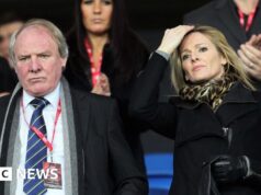 Gabby Logan em seus momentos finais com o pai da lenda do futebol, Terry Yorath