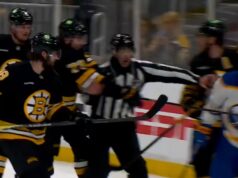 Charlie McAvoy pratique déjà son élan de golf… em um adversário