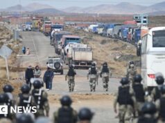 Comboio do ministro boliviano é emboscado enquanto supervisionava a remoção de barreiras