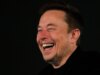 Elon Musk explica por que a placa da SpaceX deve ser impotente para demiti-lo