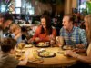 As reservas para o brunch do Dia das Mães aumentam à medida que a nova classificação mostra que muitos americanos estão excluídos dos melhores restaurantes