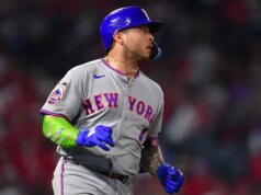 O locutor do Mets ataca a equipe depois que o batedor não consegue quebrar o bastão no joelho, frustrado