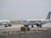 Pedestre atropelado por avião da Frontier partindo de Denver com destino a Los Angeles