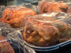 A bolsa de frango assado está destinada a ser o acessório obrigatório do supermercado no verão