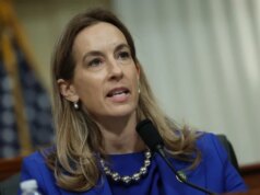Os arquivos divulgaram muito do histórico militar de Sherrill para os aliados do rival republicano