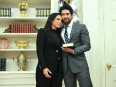 Tulsi Gabbard renuncia ao cargo de chefe da inteligência, citando diagnóstico de câncer do marido