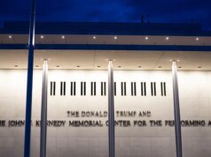 Juiz bloqueia fechamento do Kennedy Middle e ordena remoção do nome de Trump