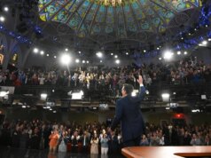 Stephen Colbert sobe ao palco do "O último present" uma última vez