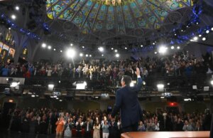 Stephen Colbert sobe ao palco do "O último present" uma última vez