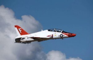 2 pilotos da Marinha ejetam com segurança após acidentes de jato de treinamento no Mississippi
