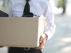 A IA está provocando mais cortes de empregos e pesando nas contratações, dizem economistas