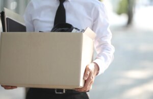 A IA está provocando mais cortes de empregos e pesando nas contratações, dizem economistas