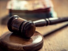 Estudante processa aplicativo de matchmaking por supostamente roubar sua imagem para um anúncio