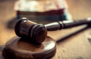 Estudante processa aplicativo de matchmaking por supostamente roubar sua imagem para um anúncio
