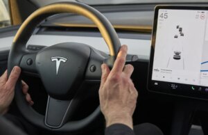 Tesla faz recall de 219 mil carros devido a bug na câmera retrovisor