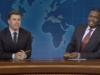 Colin Jost e Michael Che trocam piadas do Weekend Replace no last da temporada do SNL