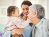Nossos filhos estão crescendo exibidos on-line. Veja como as mães podem ancorá-los na fé