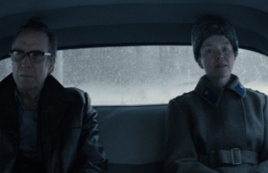 Spin-off de suspense de ficção científica estrelado por ícone britânico já aclamado como ‘melhor drama do ano’