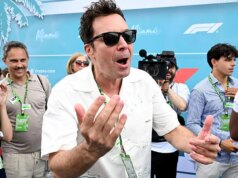 Jimmy Fallon começa a mastigar o microfone em entrevista desagradável antes da F1 Miami