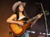 Kacey Musgraves responde à ‘ativista gorda’ furiosa porque ela não cabe em sua nova linha de roupas do Walmart
