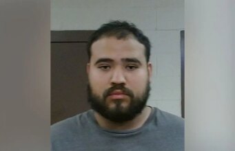 Pai admite ter deixado arma ao alcance das filhas antes que a criança matasse a irmã mais nova