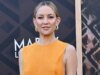 Kate Hudson chama a atenção com um ousado vestido amarelo com recortes reveladores no tapete vermelho