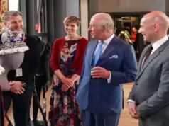 Rei Charles surpreende o público no present esgotado de Shakespeare de Kenneth Branagh em Stratford-upon-Avon