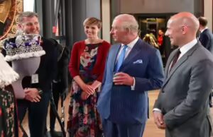 Rei Charles surpreende o público no present esgotado de Shakespeare de Kenneth Branagh em Stratford-upon-Avon