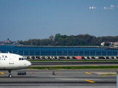 O holograma AI do Aeroporto LaGuardia responde às perguntas dos viajantes
