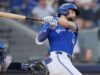 O defensor externo do Blue Jays, Nathan Lukes, retoma a rebatida enquanto se recupera de uma lesão