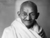 Frase do dia de Mahatma Gandhi: “Na oração é melhor ter um coração sem palavras do que palavras sem coração.”
