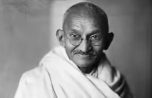 Frase do dia de Mahatma Gandhi: “Na oração é melhor ter um coração sem palavras do que palavras sem coração.”