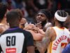 Dois jogadores expulsos após scrum em meio à vantagem de 50 pontos do Knicks contra o Hawks enviam o árbitro para a quadra
